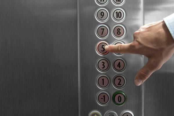 سوار آسانسورهای عمومی تهران نشوید؛ نیمی از آنها تاییدیه استاندارد ندارند